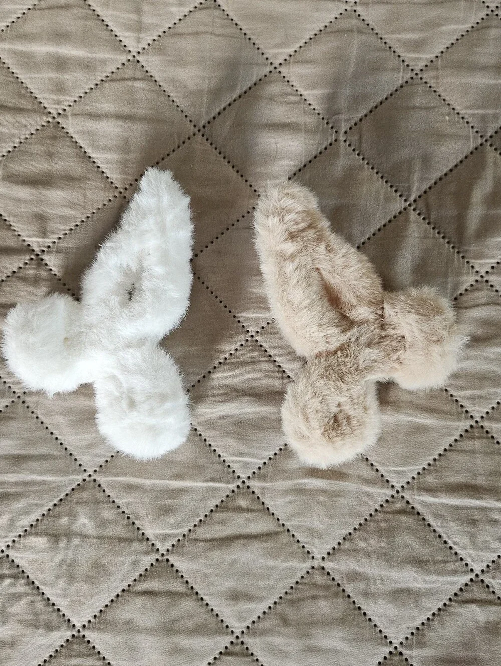 Hair accessories 2 Fluffy  hair claws, New